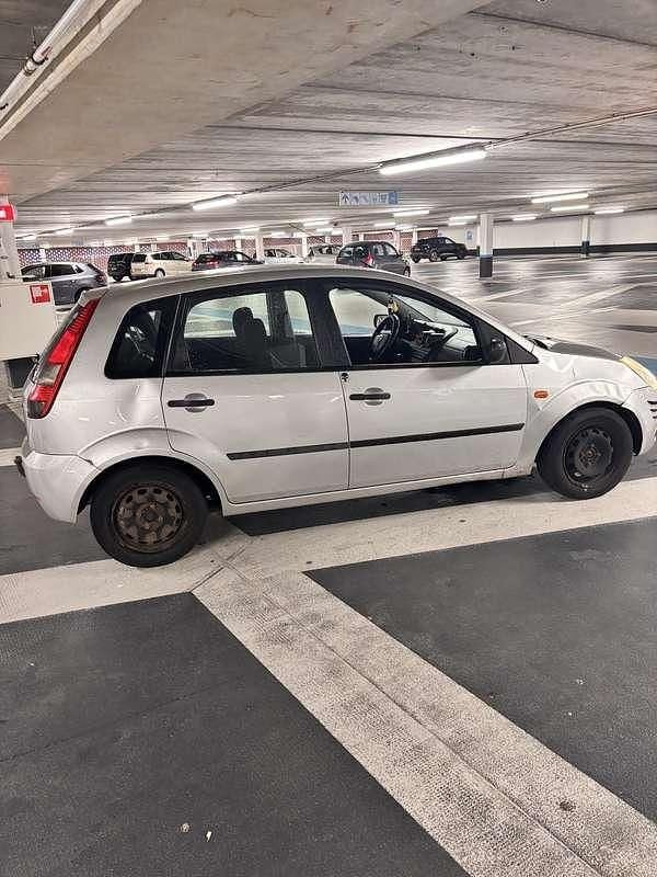 Gebruikt 2004 Ford Fiesta Ambiente Hatchback | € 500 (Goede deal) - Afbeelding 1/4