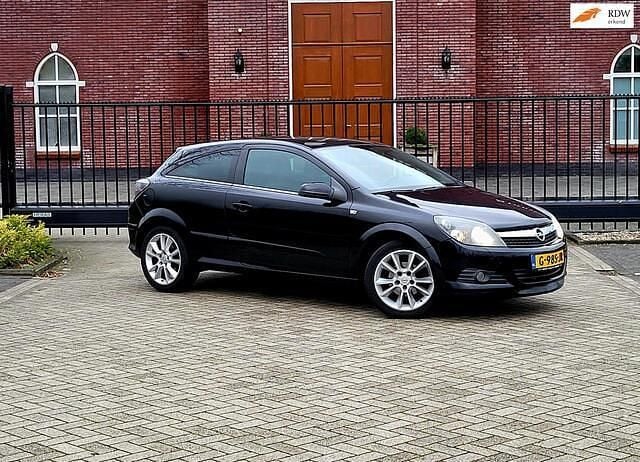 Zwart Gebruikt 2008 Opel Astra GTC Business Hatchback | € 2.999 (Eerlijke prijs) - Afbeelding 1/4