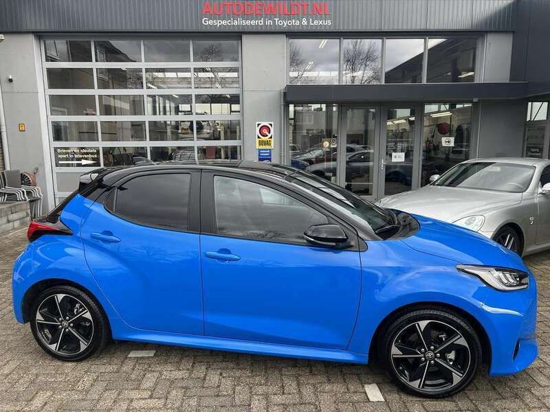 Blauw, metallic lak Gebruikt 2024 Toyota Yaris Edition Hatchback | € 29.950 (Duur) - Afbeelding 1/4