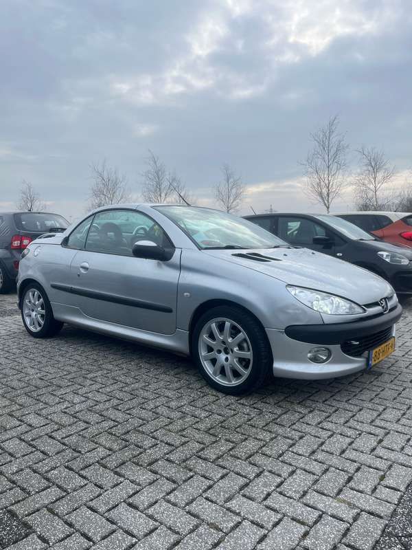 Grijs Gebruikt 2003 Peugeot 206 Cabriolet | € 1.500 (Eerlijke prijs) - Afbeelding 1/4