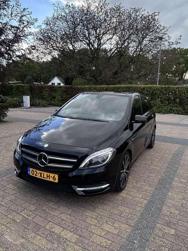 Gebruikt 2012 Mercedes B180 Edition 1 MPV | € 11.000 (Duur) - Afbeelding 1/4