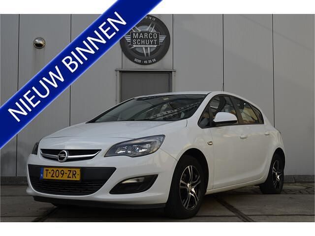 Wit Gebruikt 2013 Opel Astra Selection Hatchback | € 4.950 (Eerlijke prijs) - Afbeelding 1/4