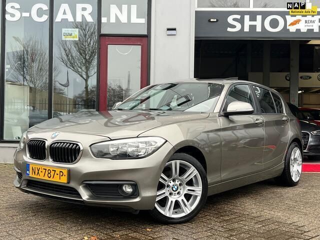 Beige, metallic lak Gebruikt 2016 BMW 118 Comfort Edition Hatchback | € 12.499 (Eerlijke prijs) - Afbeelding 1/4