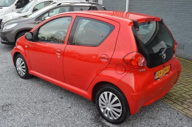 Occasion Toyota Aygo 68 PK (50 kW) 2006 Rood Hatchback