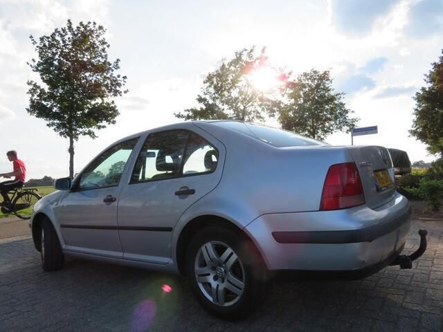 Occasion VW Bora Comfortline 75 PK (55 kW) 2001 Grijs Sedan