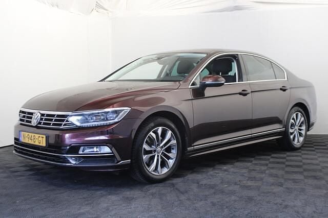 Paars Occasion 2018 VW Passat Highline Sedan | € 12.750 (Iets duurder) - Afbeelding 1/4