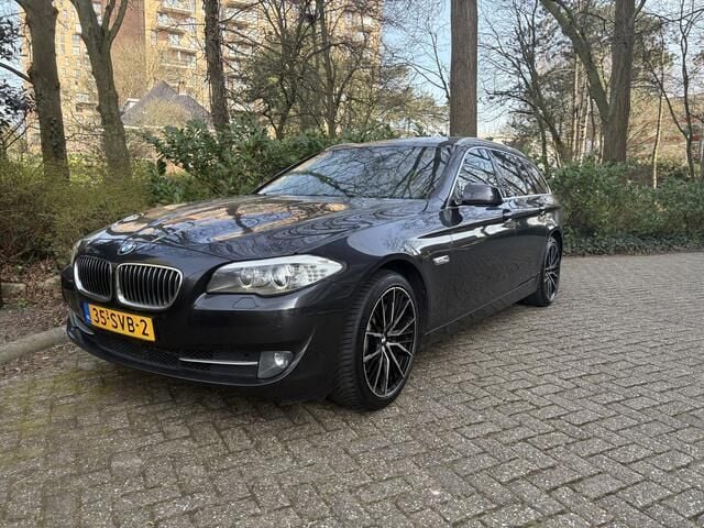 Grijs Gebruikt 2011 BMW 525 Executive Stationwagen | € 7.745 (Eerlijke prijs) - Afbeelding 1/4