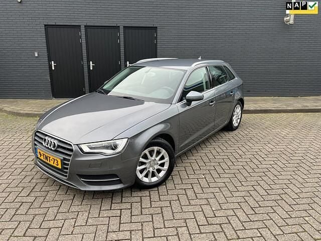 Grijs (metallic) Gebruikt 2014 Audi A3 Sportback Attraction Hatchback | € 12.650 (Goede deal) - Afbeelding 1/4