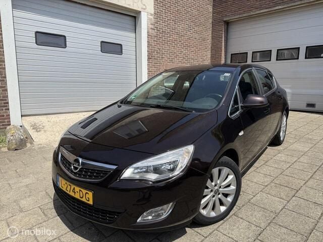 Bruin Gebruikt 2012 Opel Astra Edition Hatchback | € 4.995 (Goede deal) - Afbeelding 1/4