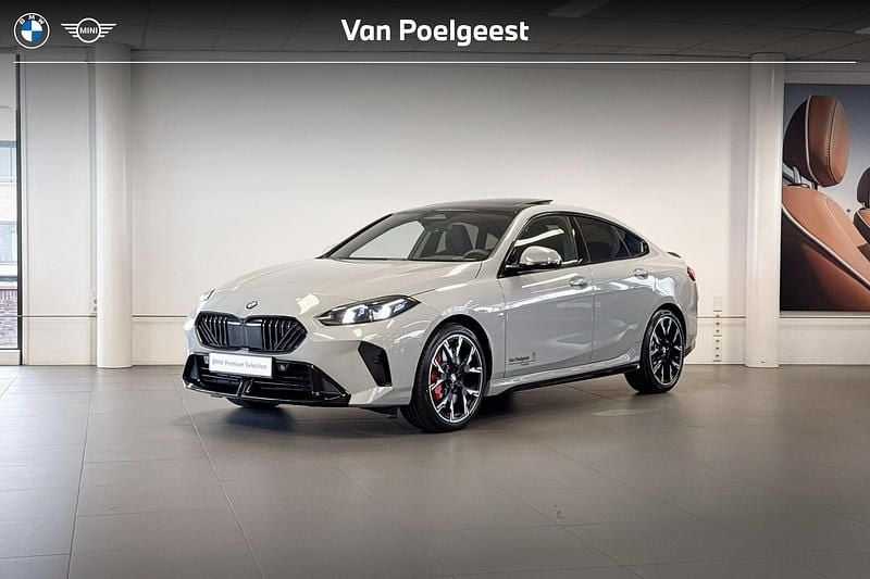 Grijs Gebruikt 2025 BMW 220 M Sport Sedan | € 49.900 - Afbeelding 1/4