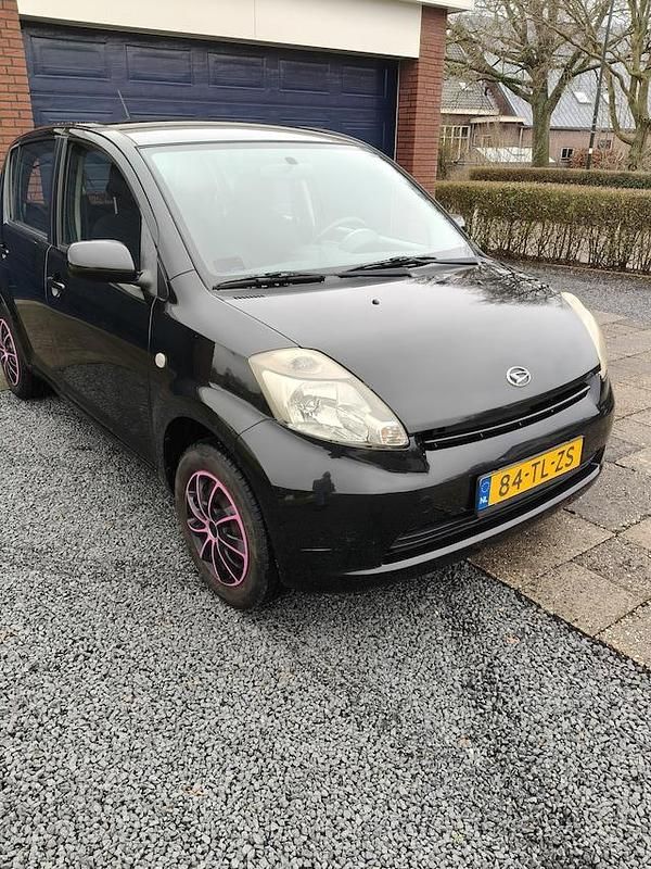 Occasion Daihatsu Sirion 69 PK (50 kW) 2006 Zwart (metallic) Hatchback