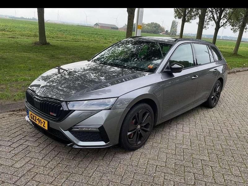 Grijs Occasion 2022 Skoda Octavia RS Stationwagen | € 27.500 (Goede deal) - Afbeelding 1/4