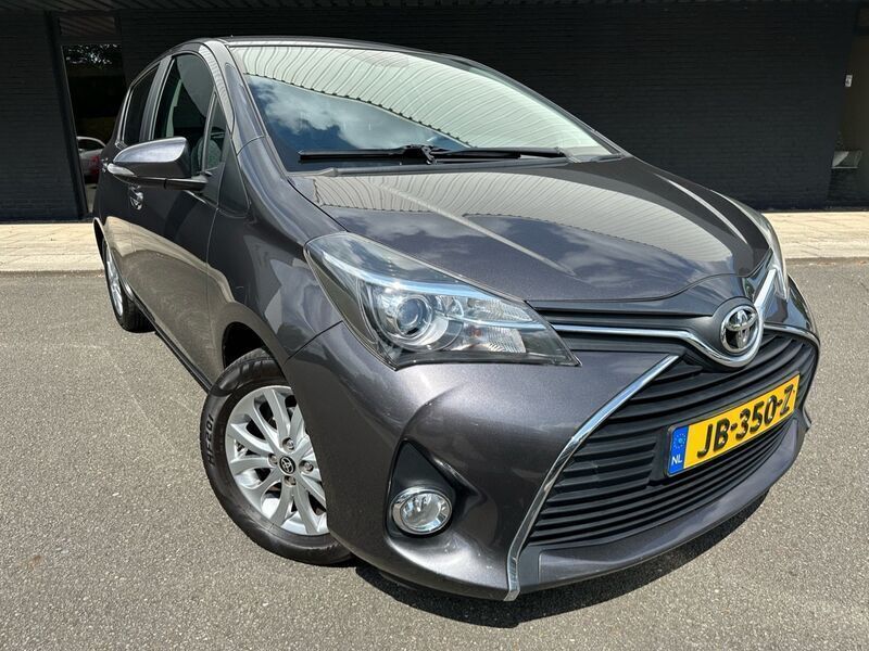 Grijs Gebruikt 2015 Toyota Yaris Hatchback | € 10.995 (Eerlijke prijs) - Afbeelding 1/4