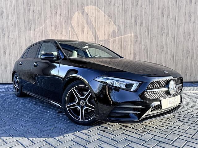 Zwart Occasion 2019 Mercedes A180 AMG line Hatchback | € 24.450 (Eerlijke prijs) - Afbeelding 1/4