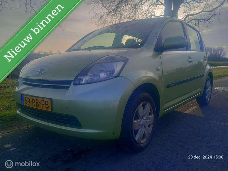 Groen, metallic lak Gebruikt 2005 Daihatsu Sirion Hatchback | € 1.750 (Eerlijke prijs) - Afbeelding 1/4