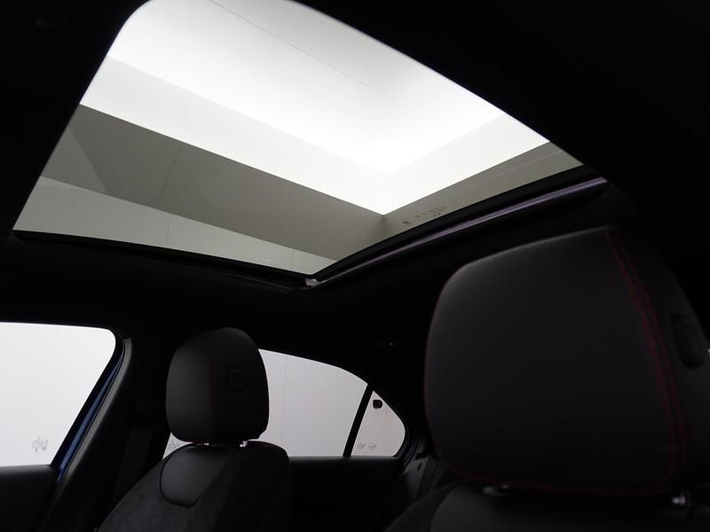 Occasion Mercedes A180 AMG line 136 PK (100 kW) 2024 Blauw Sedan