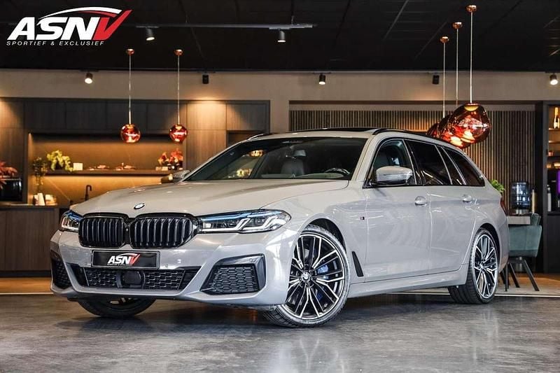 Grijs, metallic lak Gebruikt 2020 BMW 530 Executive Stationwagen | € 47.945 (Duur) - Afbeelding 1/4