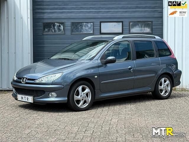 Grijs Gebruikt 2006 Peugeot 206 Stationwagen | € 1.650 (Eerlijke prijs) - Afbeelding 1/4