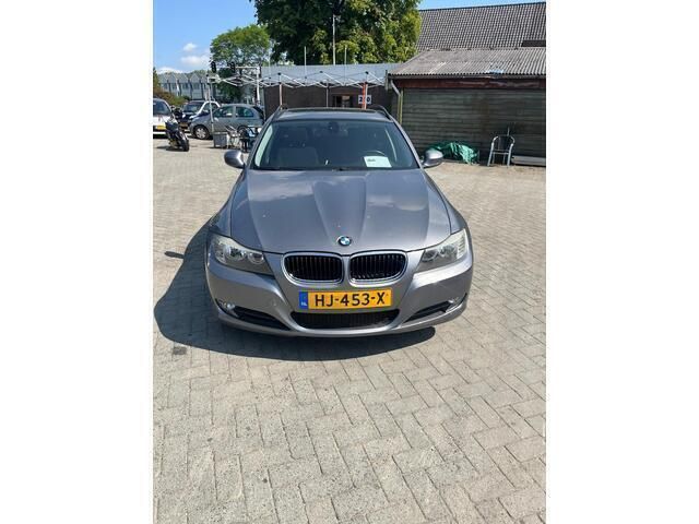 Grijs Gebruikt 2009 BMW 318 Stationwagen | € 7.950 (Iets duurder) - Afbeelding 1/4