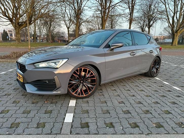 Grijs Occasion 2022 Cupra Leon VZ3 Stationwagen | € 32.950 (Eerlijke prijs) - Afbeelding 1/4