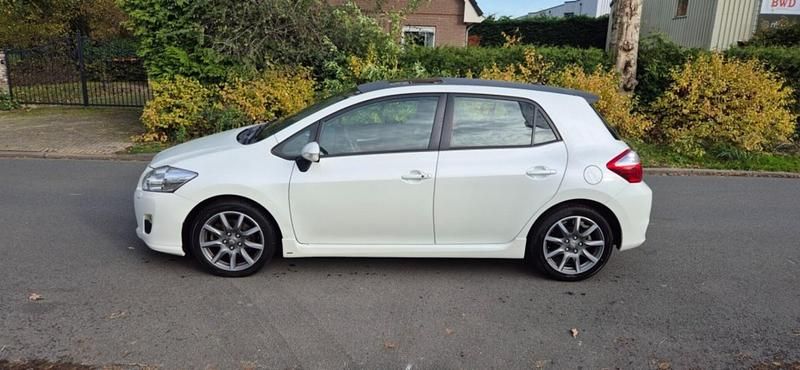 Wit (metallic) Gebruikt 2012 Toyota Auris Hybrid Executive Hatchback | € 7.950 (Goede deal) - Afbeelding 1/4