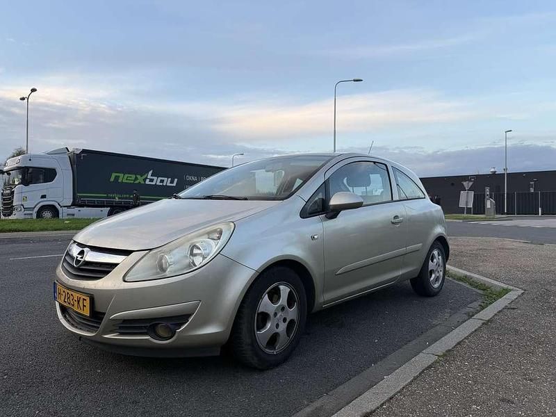 Geel Gebruikt 2007 Opel Corsa Essentia Hatchback | € 2.150 (Eerlijke prijs) - Afbeelding 1/4