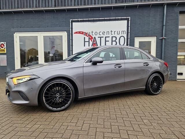 Grijs Gebruikt 2019 Mercedes A200 Premium Plus Sedan | € 23.900 (Eerlijke prijs) - Afbeelding 1/4