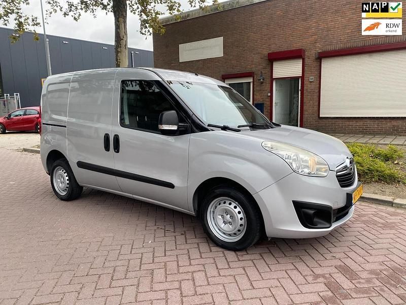 Zilver Gebruikt 2014 Opel Combo Sedan | € 4.950 (Eerlijke prijs) - Afbeelding 1/4