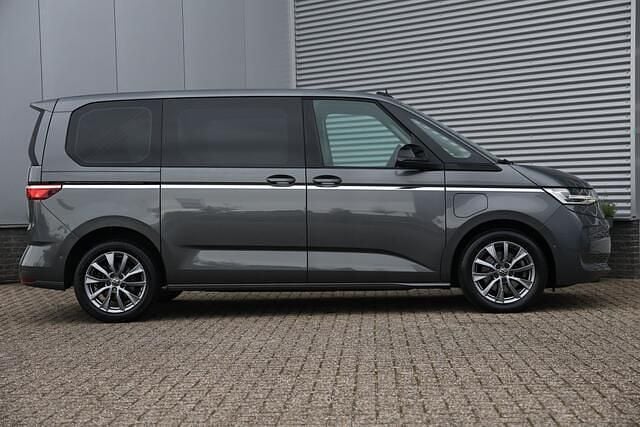 Grijs Gebruikt 2022 VW Multivan Style Van | € 47.890 (Eerlijke prijs) - Afbeelding 1/4