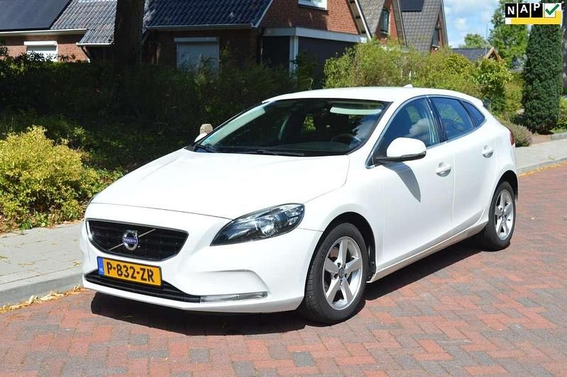 Wit Gebruikt 2015 Volvo V40 Momentum Stationwagen | € 8.995 (Goede deal) - Afbeelding 1/4