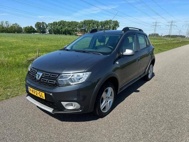 Grijs Gebruikt 2017 Dacia Sandero Lauréate Hatchback | € 6.495 (Goede deal) - Afbeelding 1/4