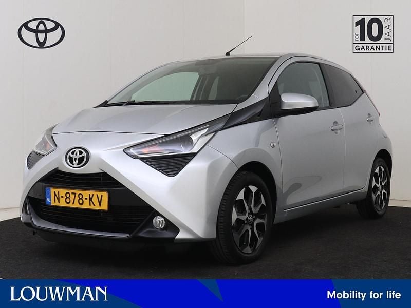 Grijs metallic Occasion 2021 Toyota Aygo Hatchback | € 16.450 (Eerlijke prijs) - Afbeelding 1/4