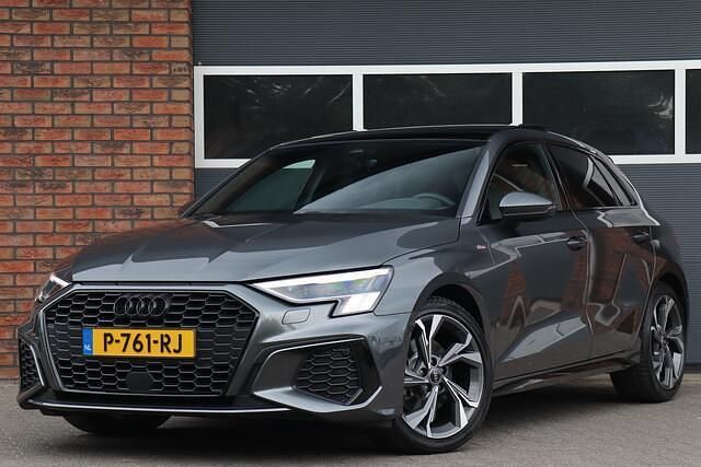 Grijs Gebruikt 2021 Audi A3 Sportback S-Line Hatchback | € 36.950 - Afbeelding 1/4