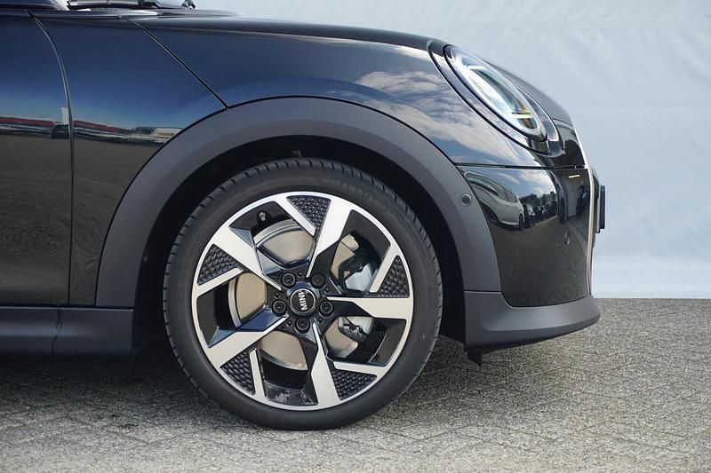 Occasion Mini Cooper S Favoured 204 PK (150 kW) 2025 Zwart Hatchback