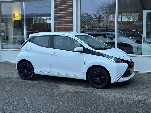 Occasion Toyota Aygo X-play 69 PK (50 kW) 2017 Wit Hatchback