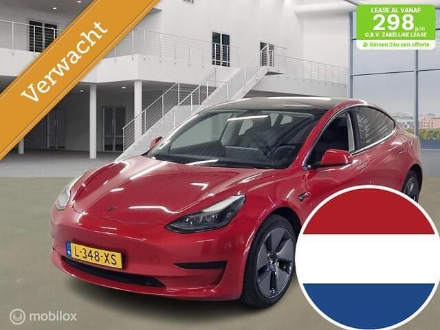 Rood Gebruikt 2021 Tesla Model 3 Standard Range Sedan | € 22.295 (Eerlijke prijs) - Afbeelding 1/4