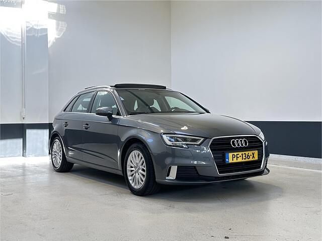Grijs Gebruikt 2017 Audi A3 Sportback Sport Hatchback | € 18.444 (Eerlijke prijs) - Afbeelding 1/4