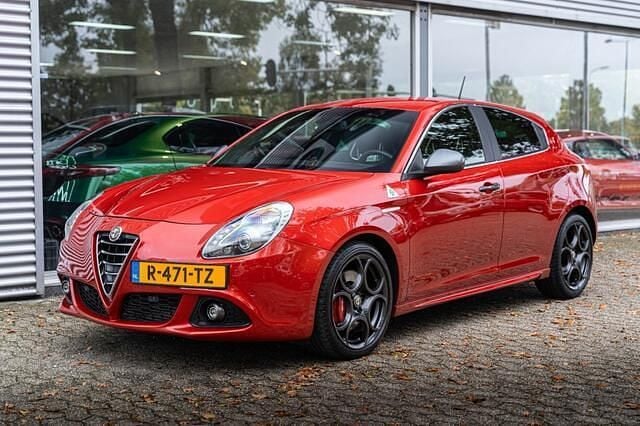 Rood Gebruikt 2015 Alfa Romeo Giulietta Competizione Hatchback | € 18.950 (Iets duurder) - Afbeelding 1/4