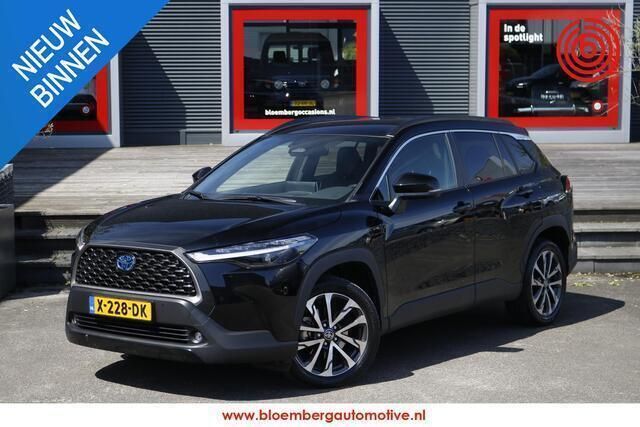 Zwart Gebruikt 2023 Toyota Corolla Cross Style SUV | € 36.900 (Eerlijke prijs) - Afbeelding 1/4