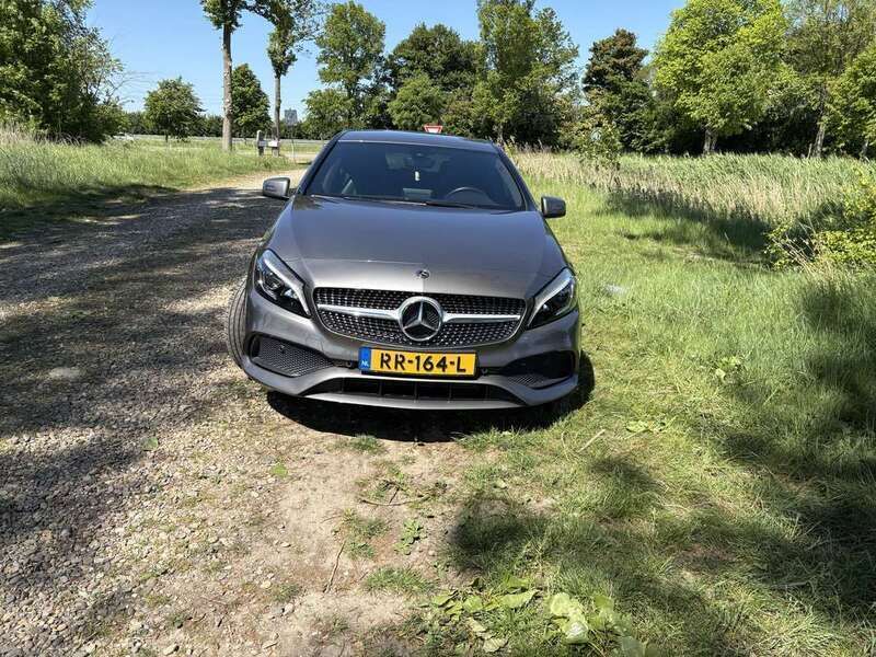 Grijs Gebruikt 2018 Mercedes A180 Business Stationwagen | € 22.750 (Eerlijke prijs) - Afbeelding 1/4