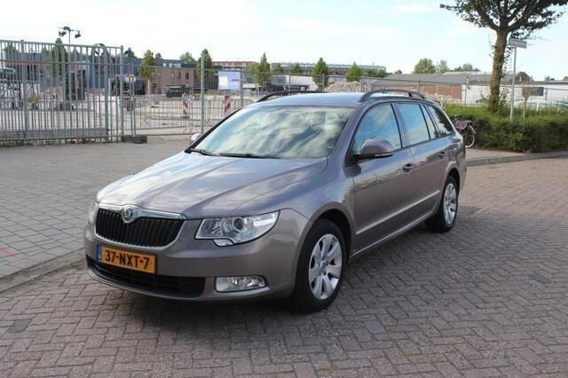 Grijs Gebruikt 2011 Skoda Superb Comfort Stationwagen | € 7.250 (Eerlijke prijs) - Afbeelding 1/4