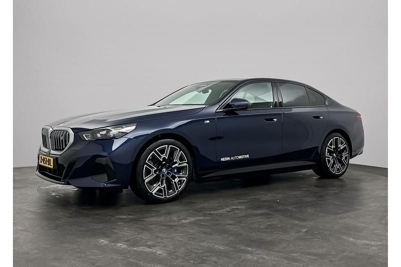 Blauw kruisend verkeer detectie Gebruikt 2023 BMW i5 M Sport Sedan | € 61.880 (Eerlijke prijs) - Afbeelding 1/4