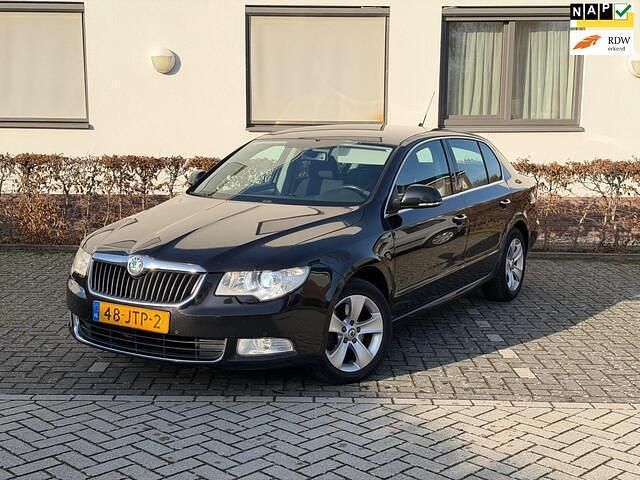 Zwart Occasion 2009 Skoda Superb Business Line Hatchback | € 2.950 (Eerlijke prijs) - Afbeelding 1/4
