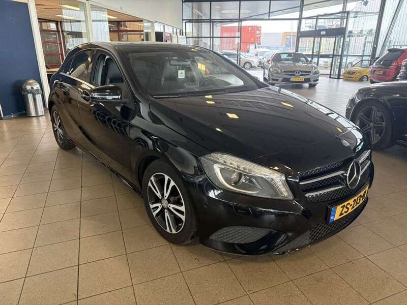 Zwart Gebruikt 2015 Mercedes A180 Prestige Hatchback | € 10.240 (Goede deal) - Afbeelding 1/4
