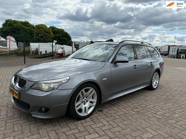 Grijs Gebruikt 2010 BMW 525 Stationwagen | € 4.500 (Eerlijke prijs) - Afbeelding 1/4