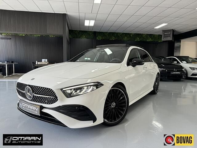 Wit Gebruikt 2023 Mercedes A200 AMG line Hatchback | € 38.990 (Duur) - Afbeelding 1/4