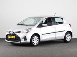 Licht grijs metallic Gebruikt 2015 Toyota Yaris Hatchback | € 12.445 (Goede deal) - Afbeelding 1/3