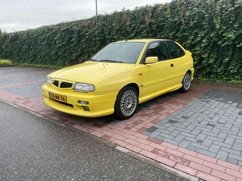 Geel Gebruikt 1999 Lancia Delta Hatchback | € 18.950 - Afbeelding 1/4