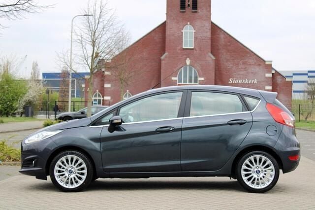 Occasion Ford Fiesta Titanium 101 PK (74 kW) 2013 Grijs Hatchback