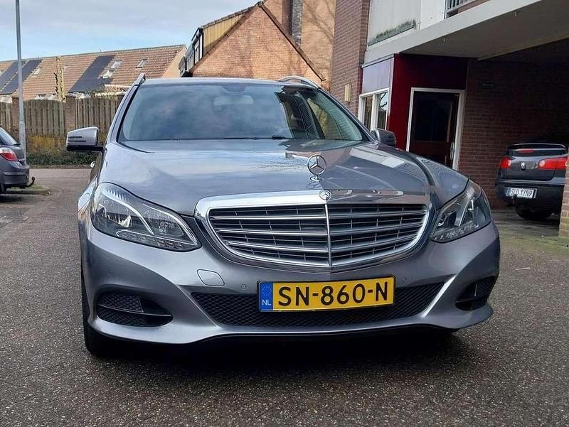 Grijs Gebruikt 2014 Mercedes E200 Prestige Stationwagen | € 9.950 (Iets duurder) - Afbeelding 1/4